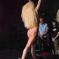 На концерте в Лондоне Леди Гага выступала голой На концерте в Лондоне Леди Гага выступала голой