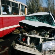 В Краматорске лихач на белом джипе протаранил трамвай В Краматорске лихач на белом джипе протаранил трамвай