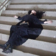 В Краматорске школьница-гот выпрыгнула с 7 этажа после замечания родителей В Краматорске школьница-гот выпрыгнула с 7 этажа после замечания родителей