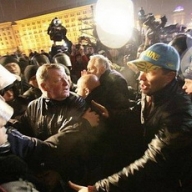 Манифестанты простояли на Майдане третью ночь: милиция их не разогнала / Манифестанты простояли на Майдане третью ночь: милиция их не разогнала /