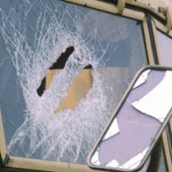 В Запорожье двое неизвестных с арматурами разбили автобус, который вез людей на Майдан в Киев В Запорожье двое неизвестных с арматурами разбили автобус, который вез людей на Майдан в Киев