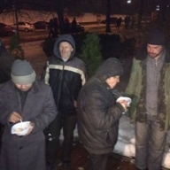 Неизвестные подбросили на киевский Майдан группу бомжей из Николаева / Их попросили помаячить перед камерами за деньги Неизвестные подбросили на киевский Майдан группу бомжей из Николаева / Их попросили помаячить перед камерами за деньги