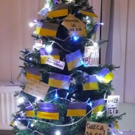 Одесситка нарядила домашнюю елку во флаги и лозунги Евромайдана Одесситка нарядила домашнюю елку во флаги и лозунги Евромайдана