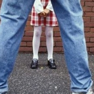 В Донецкой области педофил фотографировал голой 8-летнюю дочь и показывал ей порно В Донецкой области педофил фотографировал голой 8-летнюю дочь и показывал ей порно