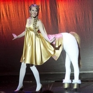 Ксения Собчак рискнула выйти на сцену в костюме лошадки Ксения Собчак рискнула выйти на сцену в костюме лошадки