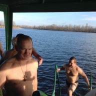 В Днепропетровске на Крещение пенсионеры боролись с недугами, а малыши смело окунались в воду В Днепропетровске на Крещение пенсионеры боролись с недугами, а малыши смело окунались в воду