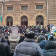 В Черновцах 5 тысяч человек выбивают двери в обладминистрацию В Черновцах 5 тысяч человек выбивают двери в обладминистрацию