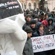 В Черновцах губернатор Папиев покинул администрацию под крики В Черновцах губернатор Папиев покинул администрацию под крики