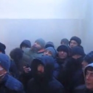 В Хмельницкой ОГА в милиционеров бросают портреты Януковича В Хмельницкой ОГА в милиционеров бросают портреты Януковича