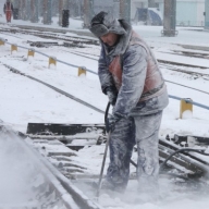 В сложных погодных условиях ДонЖД обеспечивает бесперебойное движение пассажирских и пригородных поездов В сложных погодных условиях ДонЖД обеспечивает бесперебойное движение пассажирских и пригородных поездов