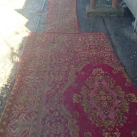 В Крыму ямы на тротуарах устилают коврами В Крыму ямы на тротуарах устилают коврами