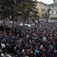 В Ивано-Франковске тысячи людей прощаются со студентом, которого убил снайпер на Майдане В Ивано-Франковске тысячи людей прощаются со студентом, которого убил снайпер на Майдане