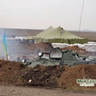 Украинские десантники возводят баррикады на Чонгаре Украинские десантники возводят баррикады на Чонгаре