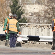 В Житомире коммунальщики «прихорашивают» Богунский мост В Житомире коммунальщики «прихорашивают» Богунский мост