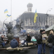 Мужчина пригласил в своей дом Мужчина пригласил в своей дом