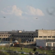 Во время штурма аэропорта в Краматорске ранен украинский военный Во время штурма аэропорта в Краматорске ранен украинский военный