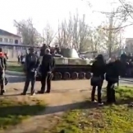 В Краматорске российские военные и сепаратисты захватили шесть БТР (ВИДЕО) В Краматорске российские военные и сепаратисты захватили шесть БТР (ВИДЕО)