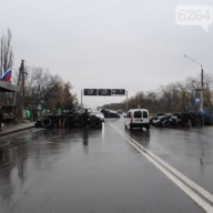 Под Славянском украинские военные разгромили блокпост протестующих Под Славянском украинские военные разгромили блокпост протестующих