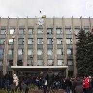 В Горловке депутата похитили после того, как он хотел снять с горисполкома флаг ДРН В Горловке депутата похитили после того, как он хотел снять с горисполкома флаг ДРН