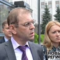 В Краматорске террористы удерживают горсовет, выставив живой щит из местных жителей В Краматорске террористы удерживают горсовет, выставив живой щит из местных жителей