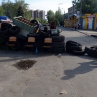 В Славянске люди по два часа идут пешком на работу, часть магазинов до сих пор закрыта В Славянске люди по два часа идут пешком на работу, часть магазинов до сих пор закрыта