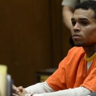 Певца Криса Брауна приговорили к году тюрьмы Певца Криса Брауна приговорили к году тюрьмы