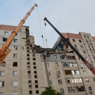 Жертвами взрыва дома в Николаеве стали три человека, спасатели продолжают разбирать плиты Жертвами взрыва дома в Николаеве стали три человека, спасатели продолжают разбирать плиты