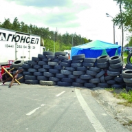 Бойцов на блокпостах возле Киев обстреливают из дробовиков Бойцов на блокпостах возле Киев обстреливают из дробовиков