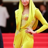 Канны-2014: Модель Ирина Шейк потрясла публику необычным нарядом Канны-2014: Модель Ирина Шейк потрясла публику необычным нарядом