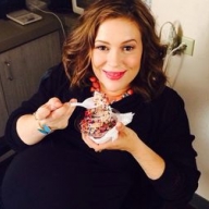 Беременная Алиса Милано не может умерить свой аппетит Беременная Алиса Милано не может умерить свой аппетит