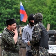 Часть террористов прибывших в Донецк из Славянска, засела в захваченных зданиях - горсовет Часть террористов прибывших в Донецк из Славянска, засела в захваченных зданиях - горсовет