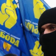 «Свободівський» пікет під Житомирським міськвідділом закінчився фотографуванням активістів з правоохоронцями «Свободівський» пікет під Житомирським міськвідділом закінчився фотографуванням активістів з правоохоронцями