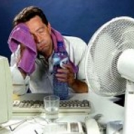 У спеку лікарі радять часто пити воду і не працювати на вулиці більше двох годин У спеку лікарі радять часто пити воду і не працювати на вулиці більше двох годин