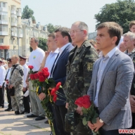 В День ВДВ житомиряне одели тельняшки и пришли на Соборную площадь почтить память погибших В День ВДВ житомиряне одели тельняшки и пришли на Соборную площадь почтить память погибших