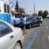 У Вінниці водій «Рено» зупинив трамваї У Вінниці водій «Рено» зупинив трамваї