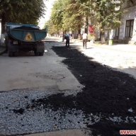 На Михайлівській у Житомирі завершили міняти труби і вже асфальтують дорогу На Михайлівській у Житомирі завершили міняти труби і вже асфальтують дорогу