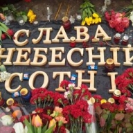 В Днепропетровске тысячи людей почтили героев АТО и Небесной сотни В Днепропетровске тысячи людей почтили героев АТО и Небесной сотни