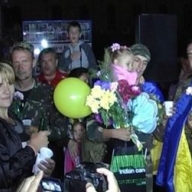 Пограничников, вырвавшихся из окружения в Донецкой области, в Кировограде искупали в шампанском Пограничников, вырвавшихся из окружения в Донецкой области, в Кировограде искупали в шампанском