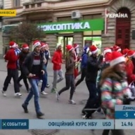 В Ивано-Франковске устроили забег Дедов Морозов В Ивано-Франковске устроили забег Дедов Морозов