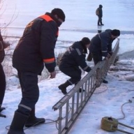 В Днепропетровской области спасли 28 рыбаков, уплывших на льдине В Днепропетровской области спасли 28 рыбаков, уплывших на льдине