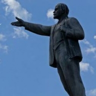 В Запорожье активисты хотят снести памятник Ленину, монумент обступила милиция В Запорожье активисты хотят снести памятник Ленину, монумент обступила милиция