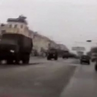 По Луганску промчалась колонна военной техники По Луганску промчалась колонна военной техники