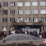 Машины с хлебом и лекарствами для жителей Дебальцево попали под обстрел из Машины с хлебом и лекарствами для жителей Дебальцево попали под обстрел из