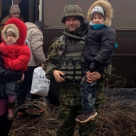 В Дебальцево милиционеры спасли семью, которая 4 дня провела под завалами без еды и воды В Дебальцево милиционеры спасли семью, которая 4 дня провела под завалами без еды и воды