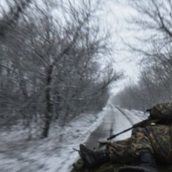 Под Дебальцево по позициям украинских военных бьют из танков Под Дебальцево по позициям украинских военных бьют из танков