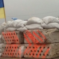 Под Мариуполем укрепляют рубежи обороны Под Мариуполем укрепляют рубежи обороны