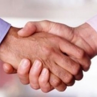 После обмена рукопожатиями люди подсознательно подносят руку к носу, чтобы почувствовать запах собеседника - исследование После обмена рукопожатиями люди подсознательно подносят руку к носу, чтобы почувствовать запах собеседника - исследование