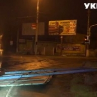 В Мариуполе ураганный ветер срывал крыши и валил дорожные знаки В Мариуполе ураганный ветер срывал крыши и валил дорожные знаки