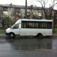 В Мариуполе маршрутка осталась без колес В Мариуполе маршрутка осталась без колес