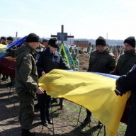 В Днепропетровске похоронили 11 неопознанных солдат В Днепропетровске похоронили 11 неопознанных солдат